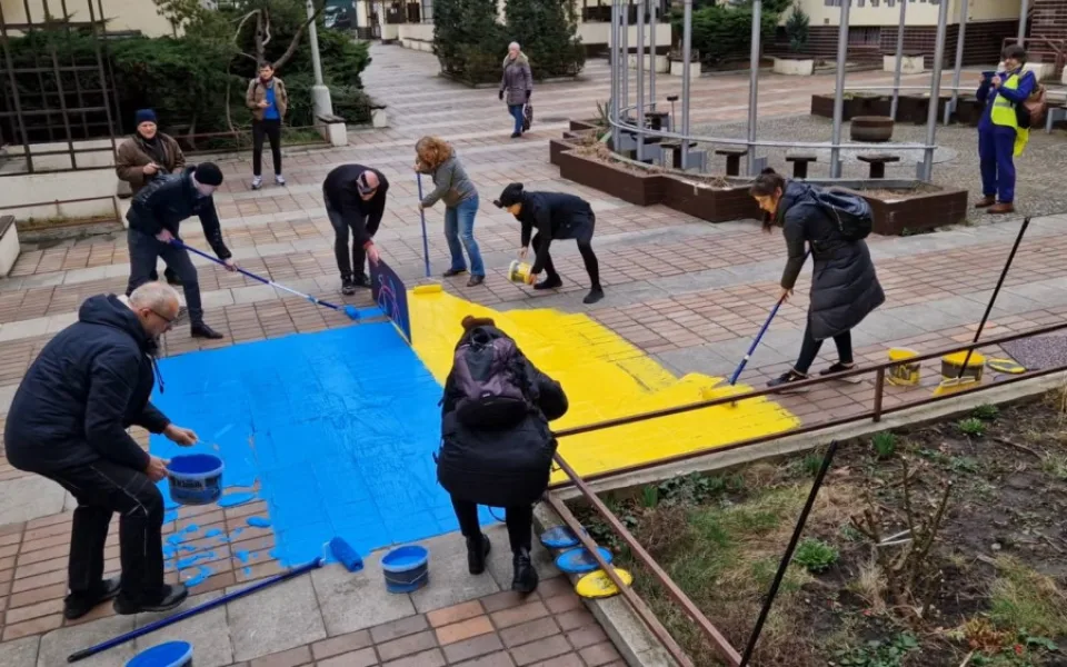 Vlajku namalovali u ruských domů v únoru.