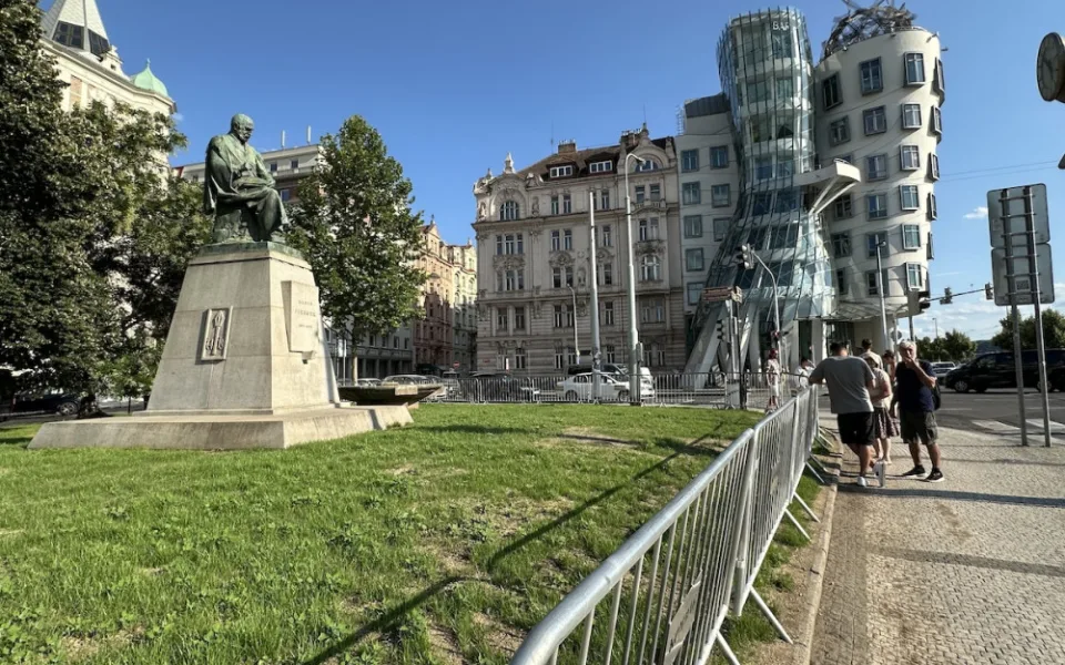 Praha nahradila zadupaný trávník u Tančícího domu novým za dvě stě tisíc. Vstupu brání ploty, turisté se tam ale vrátí