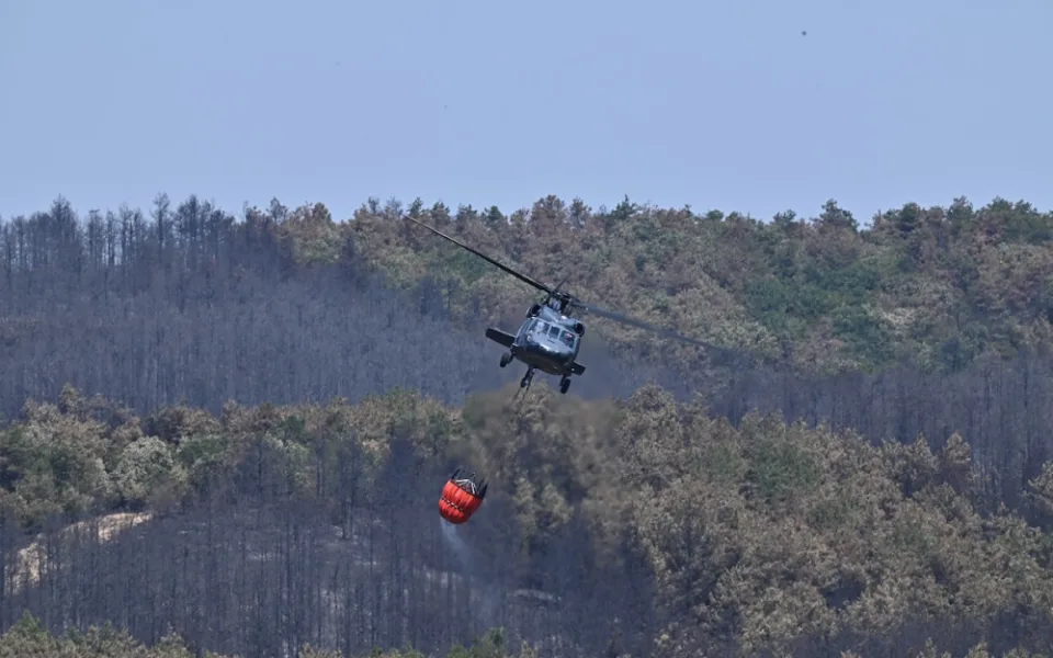 České vrtulníky už bojují s požáry v Bulharsku, pomáhají i hasiči z Prahy