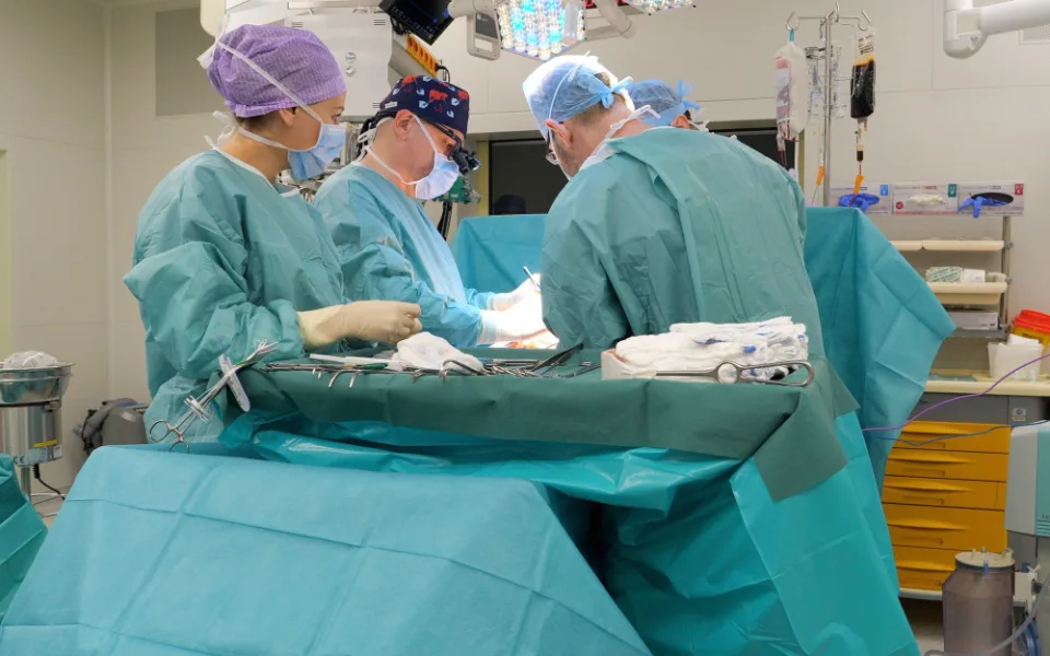 Lékaři v IKEM jako první na světě transplantovali pacientovi všechny břišní orgány a stěnu od různých dárců
