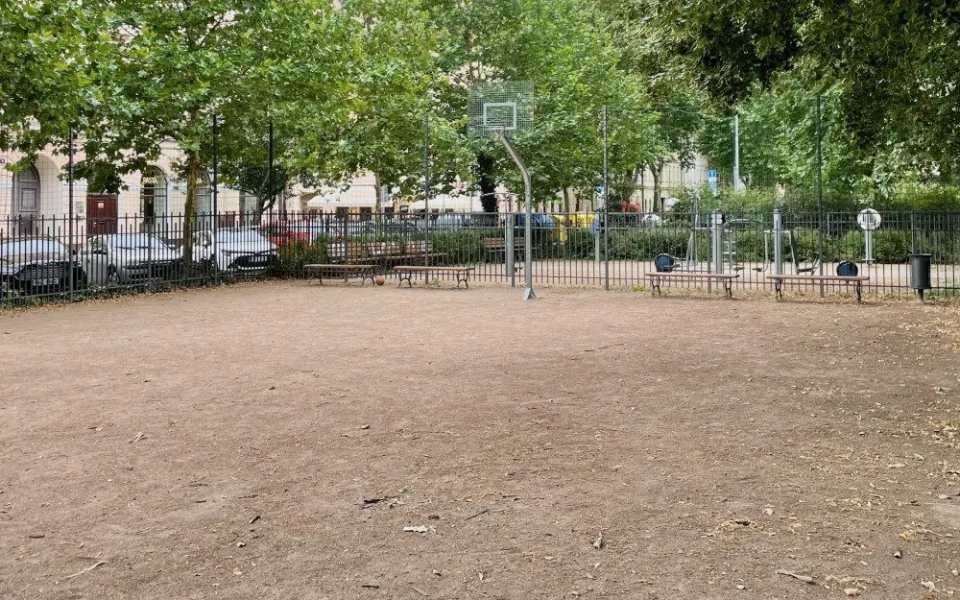 Hřiště je pro basketbal nevhodné.