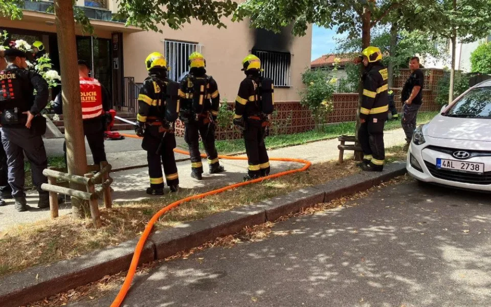 Pražští hasiči v sobotu zasahovali hned dvakrát ve Strašnicích. Stihli také zachránit srnku z výkopu