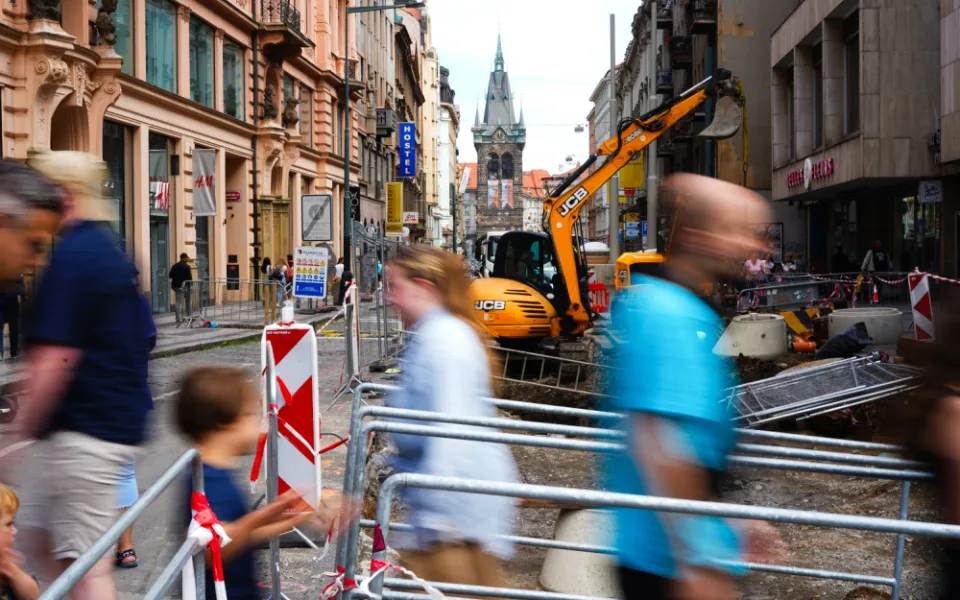 FOTOGALERIE: Praha rozkopaná. Podívejte se, jak postupují práce na Václaváku nebo u Lihovaru