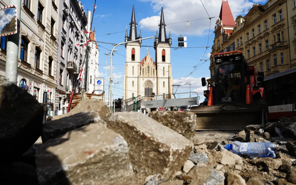 FOTOGALERIE: Praha rozkopaná. Podívejte se na zaprášené Holešovice a oplocenou Pankrác