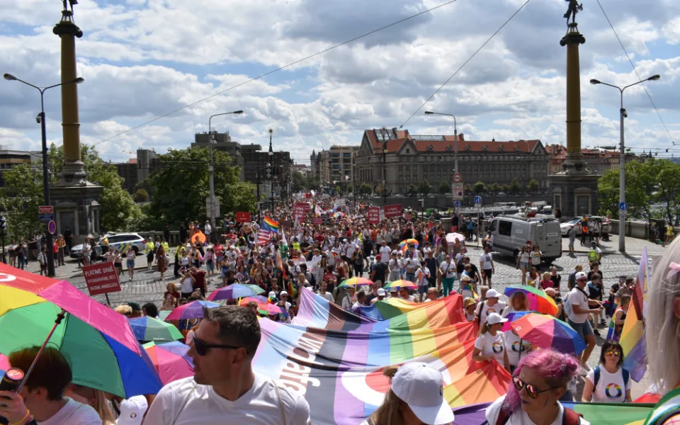 Praha dnes hraje duhovými barvami. Letošního průvodu Prague Pride se zúčastnily desítky tisíc lidí