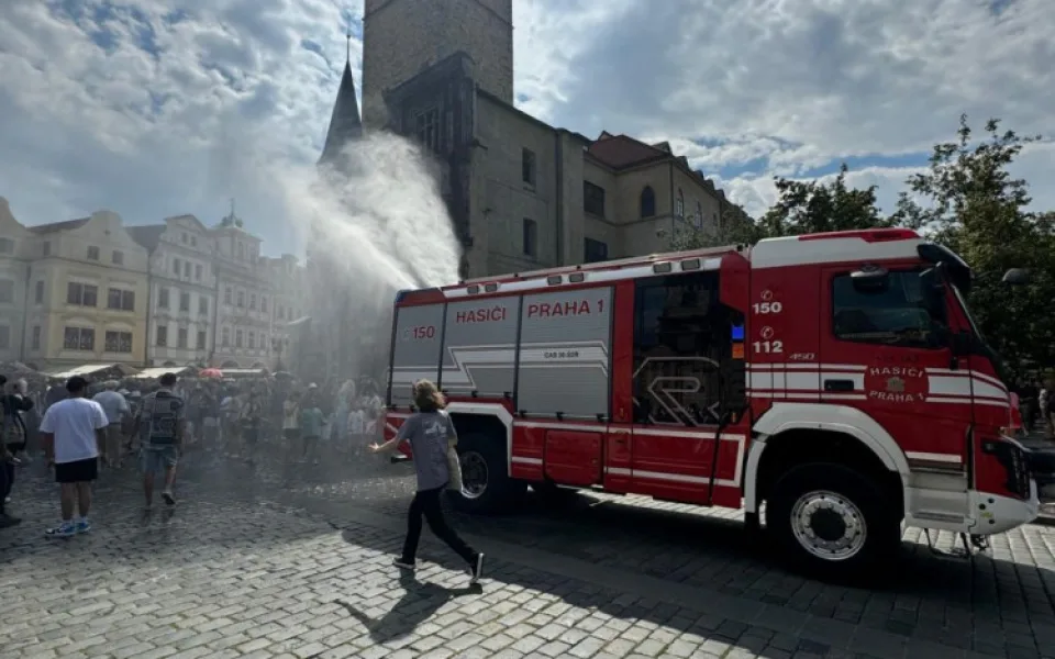 Dobrovolní hasiči začali v centru Prahy ochlazovat ulice kropením