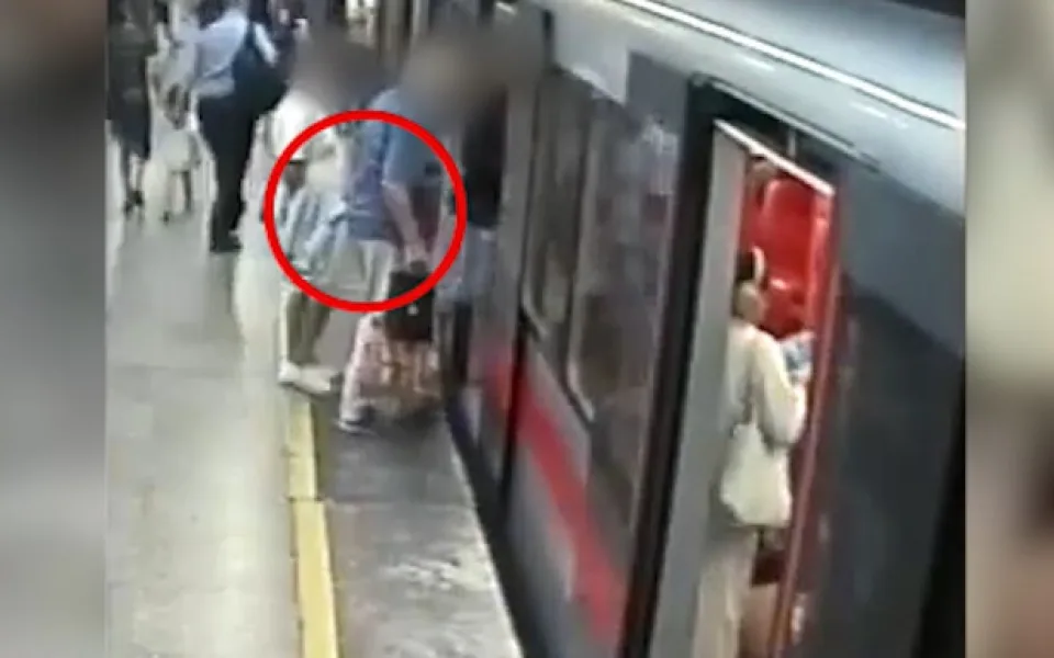 VIDEO: Policisté chytili skupinu kapsářů, která působila v dopravních prostředcích v centru Prahy