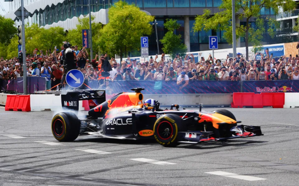 Karlínem projela legendární formule 1 s Davidem Coulthardem