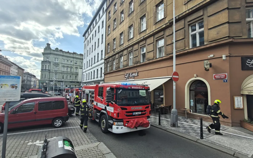 Pražští hasiči zasahovali u požáru restaurace v Anglické ulici