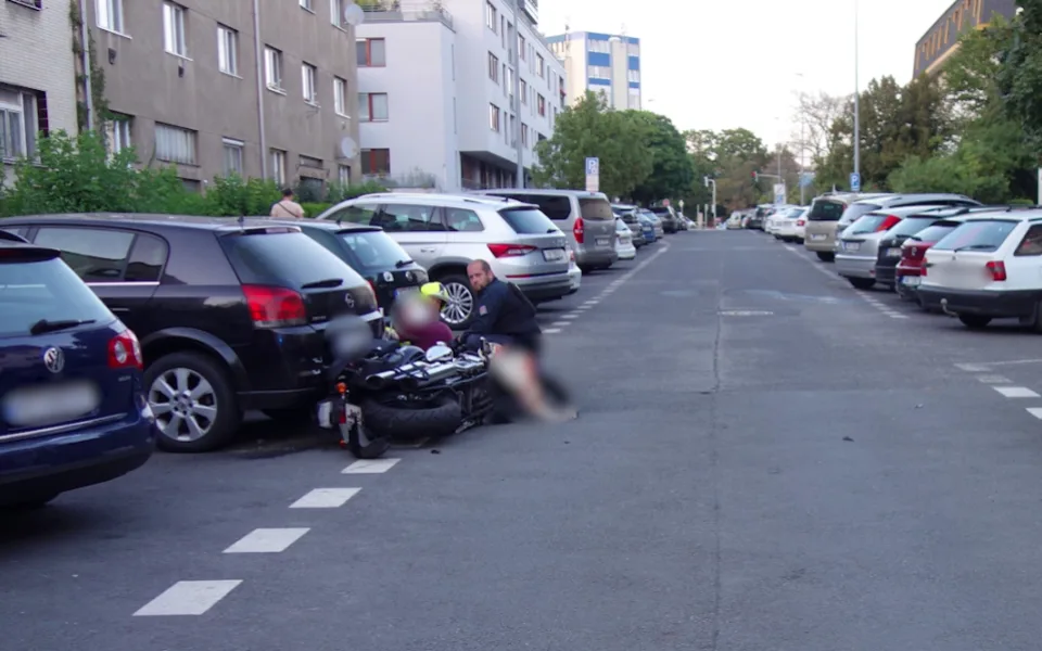 Motorkář srazil na silnici nezletilou dívku, oba se zranili. Policie hledá svědky nehody