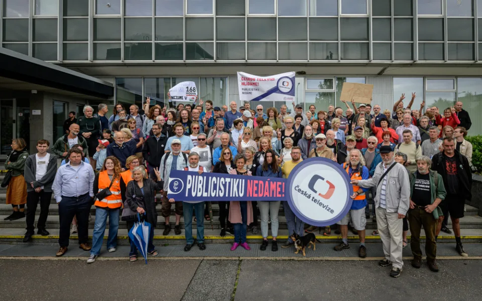 Desítky lidí protestovaly před budovou České televize kvůli ukončení pořadu 168 hodin