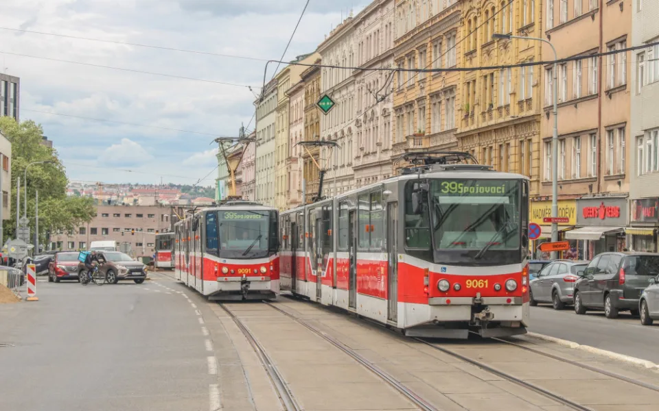 Seifertovou nepojedou přes týden tramvaje. Kvůli opravě vodovodu odkloní osm linek