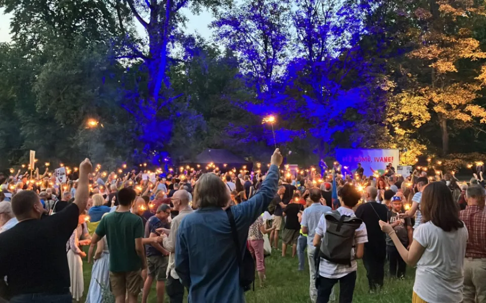 Lidé se sešli před ruskou ambasádou podpořit Ukrajinu a připomenout okupaci v roce 68