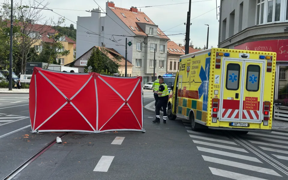 Řidič náklaďáku na přechodu srazil seniorku a ujel. Žena na místě zemřela