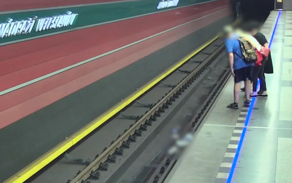 Ženě pomohli ostatní lidé v metru.