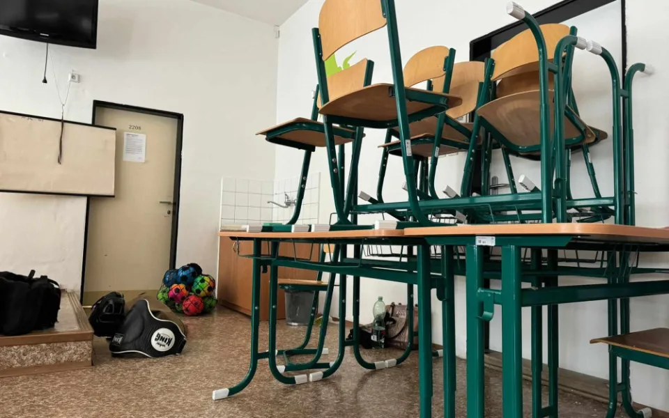 Příklad zabarikádování dvěří do třídy v případě útočníka ve škole