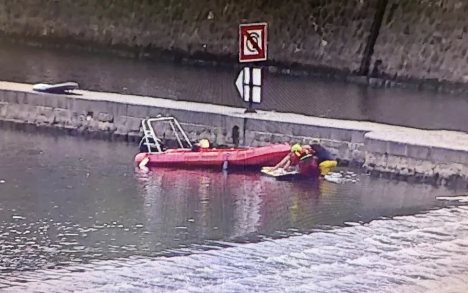 Hasiči muže zachránili pomocí paddleboardu.