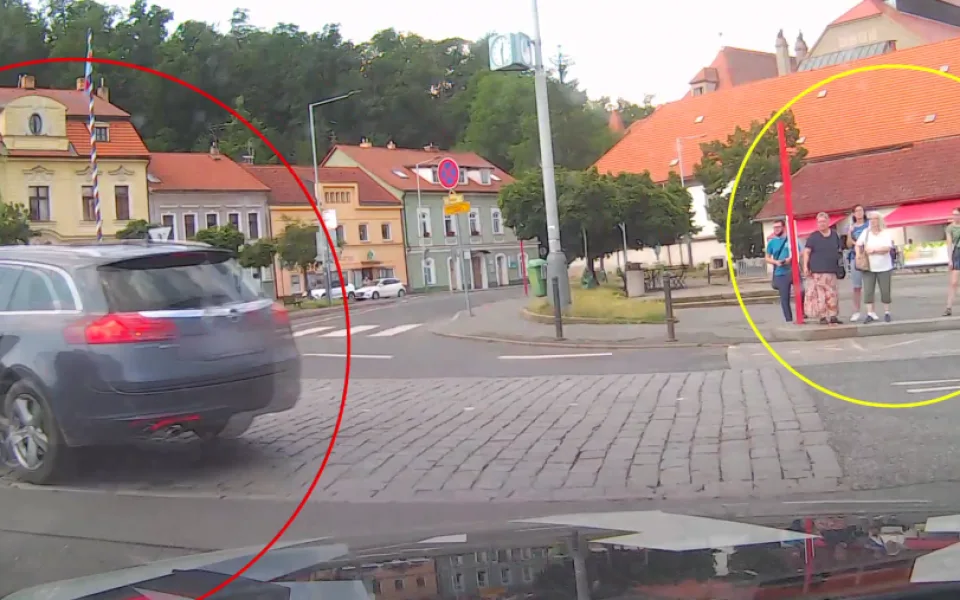 Policie hledá svědky ze zbraslavské zastávky.