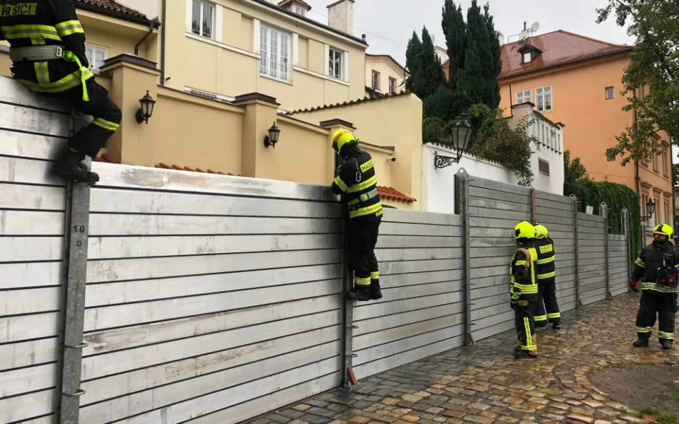 Povodí Vltavy upouští z kaskády víc vody, Praha proto postavila povodňové bariéry a zavřela náplavky