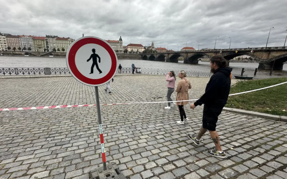 FOTOGALERIE: Prchající lodě, voda až u kobek a neposlušní lidé. Podívejte se, jak to v sobotu vypadalo na pražských náplavkách