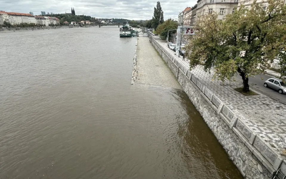 Bezprostřední ohrožení Prahy povodní nehrozí, řekl po jednání štábu Výborný