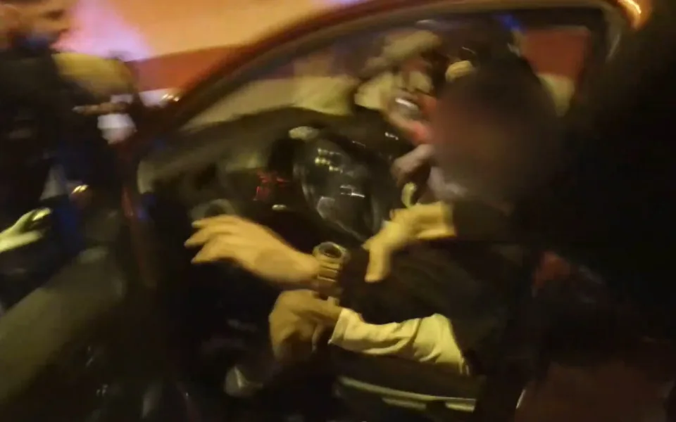 Bez řidičáku si vypůjčil cizí auto, teď mu hrozí tři roky za mřížemi