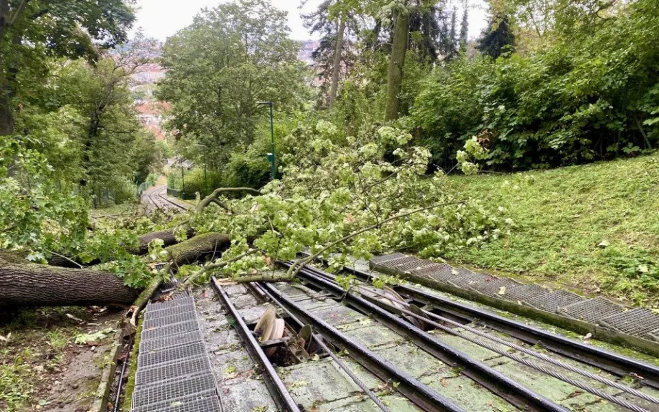 Na dráhu lanovky na Petřín spadl strom