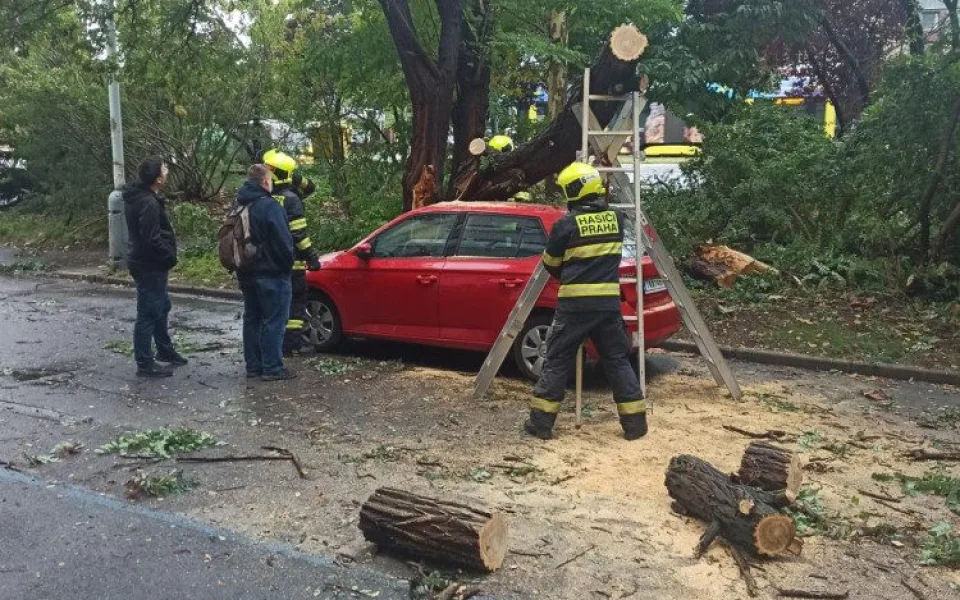 Praha 4 kontroluje kvůli dešti parky, voda poničila hřiště a stromy