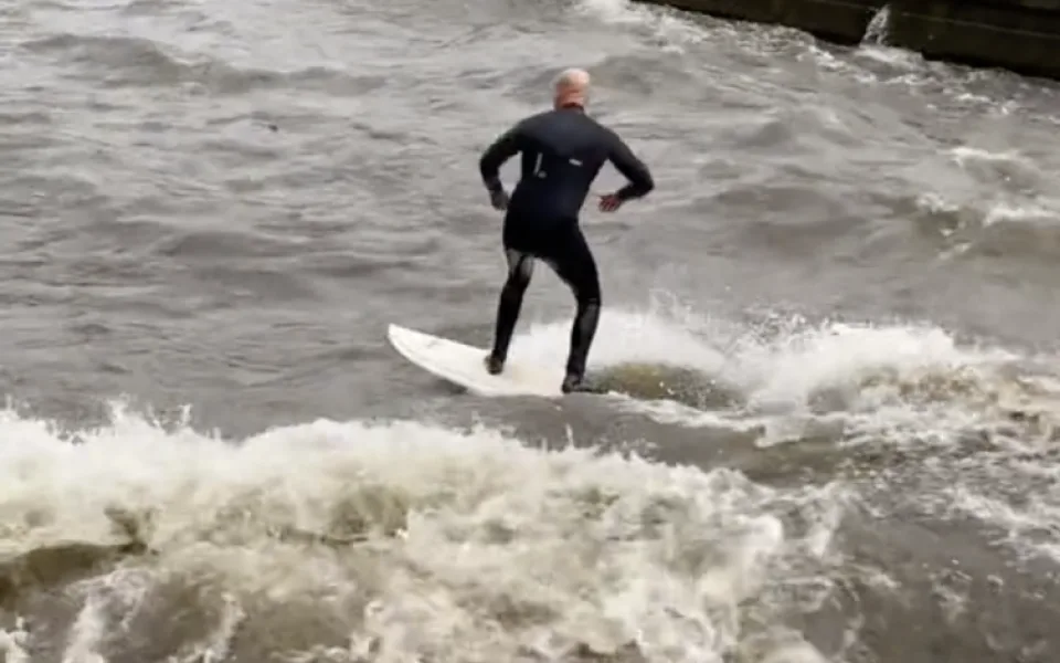 VIDEO: Vyjížďka na kajaku, surfování. Lidé si z rozvodněné Vltavy dělají sportoviště