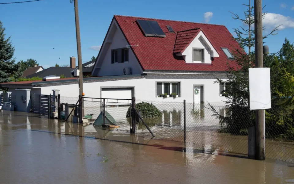 Lidé by neměli v oblastech postižených povodní pomáhat na vlastní pěst.