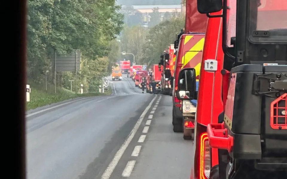 Tři desítky hasičů, devět záchranářů, milion od Šestky i Slavie. Z Prahy už do oblastí zasažených povodněmi putuje první pomoc