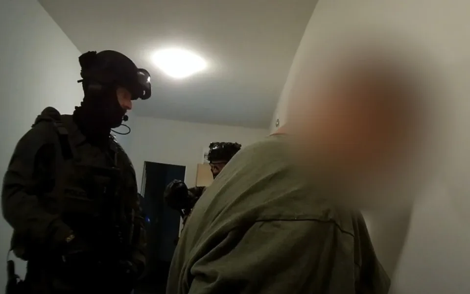 VIDEO: Pro muže podezřelého z vraždy si přišla zásahová jednotka. Měl zabít svou bývalou partnerku