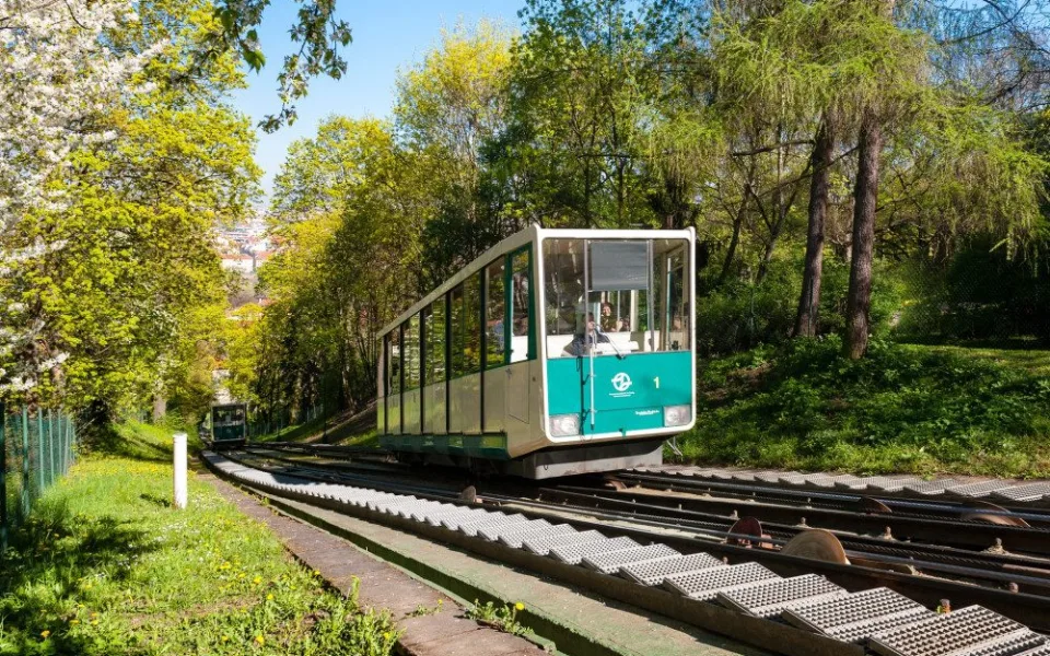 Lanovka na Petřín už letos nevyjede kvůli poničené trati. Zprovozní ji po celkové rekonstrukci, už s vozy v novém designu