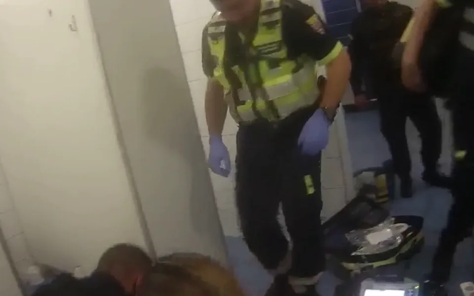 Ženě život zachránili policisté
