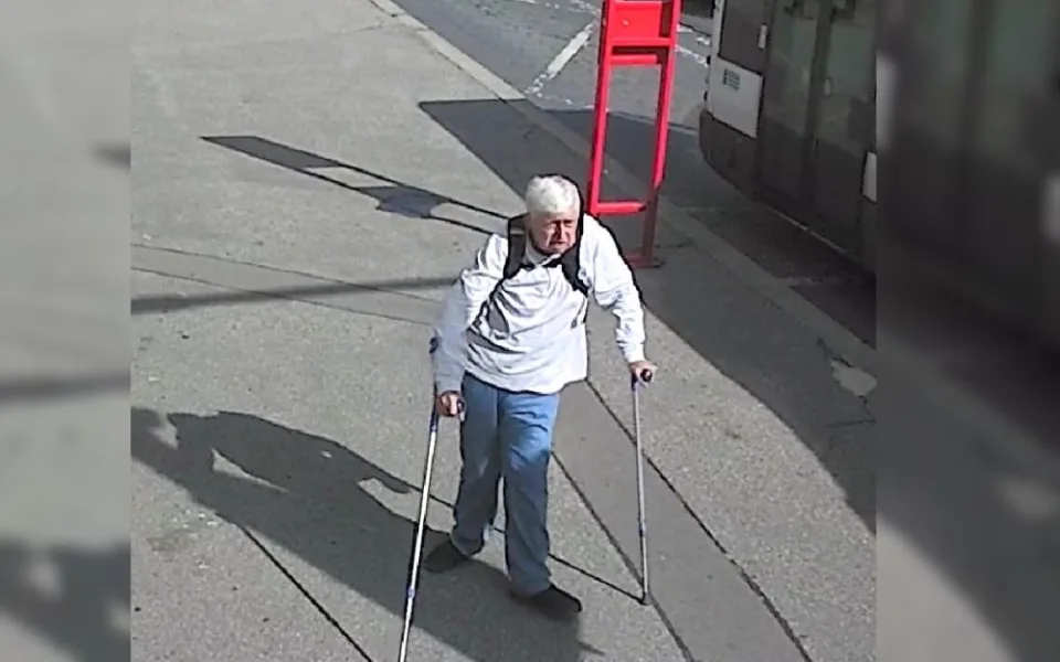 Policisté pátrají po svědkovi dopravní nehody v Praze 10. Poznáváte ho?