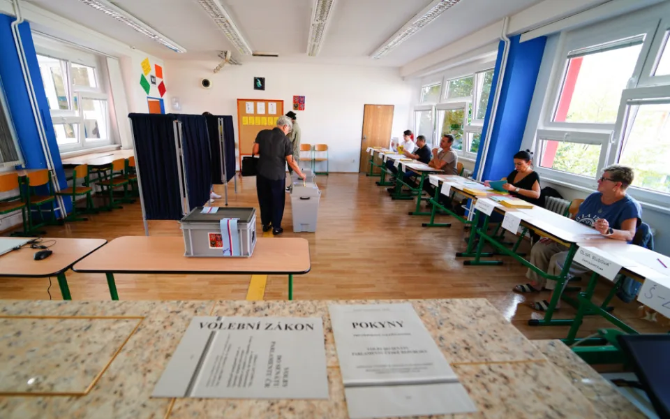 VOLBY 2024: Druhé kolo senátních voleb je u konce, začíná sčítání hlasů