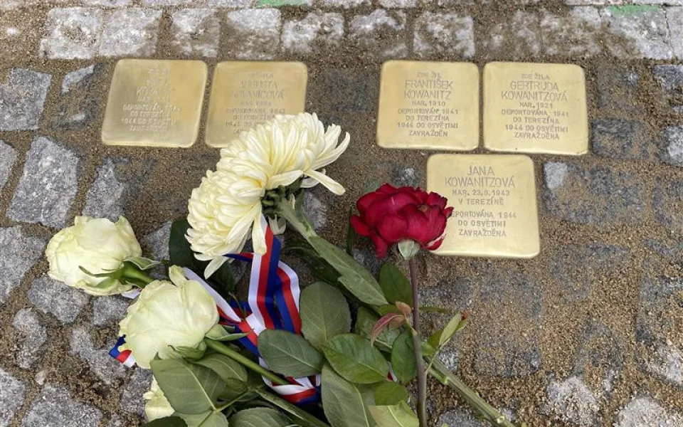 Znáte Stolpersteiny? V Praze stále přibývají další