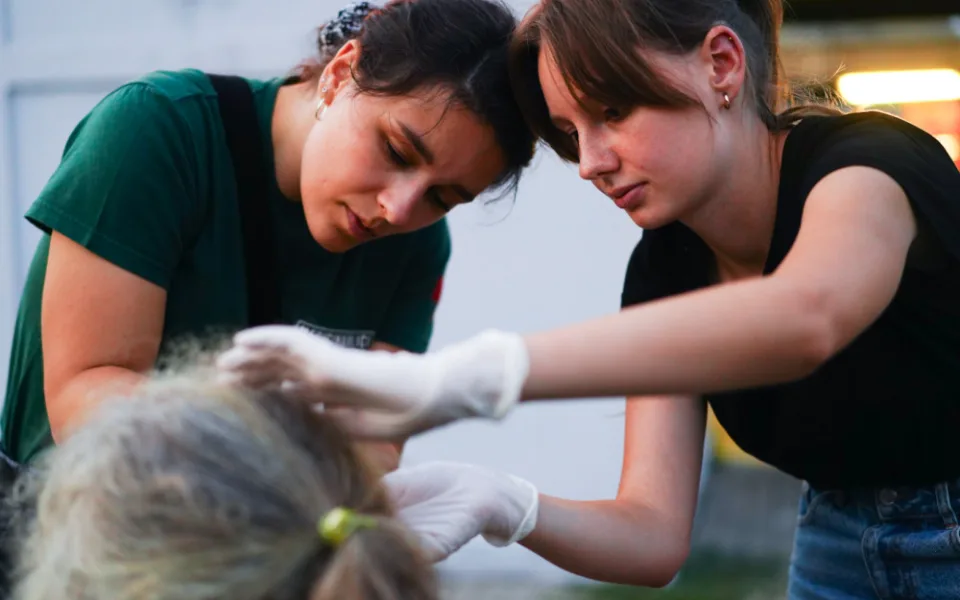 Ošetřují štípance i krvavé rány. Podívejte se, jak pomáhají studenti medicíny v terénu