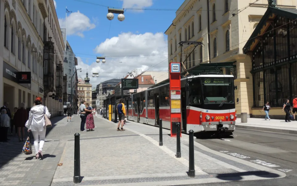 Policie kvůli nálezu munice uzavřela ulici v centru Prahy, dopravní podnik odklonil tramvaje