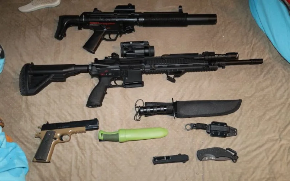 U studenta našli airsoftové a vzduchové zbraně,