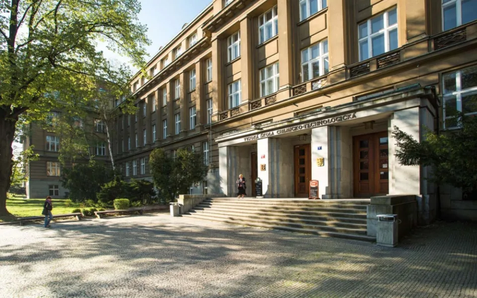 Pražská Vysoká škola chemicko-technologická se rozhodla pomoci obcím zasažených povodněmi