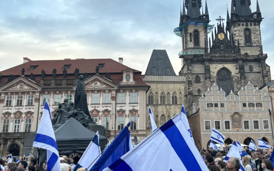 Na podporu Izraele se v Praze sešly stovky lidí, dohlíží policie