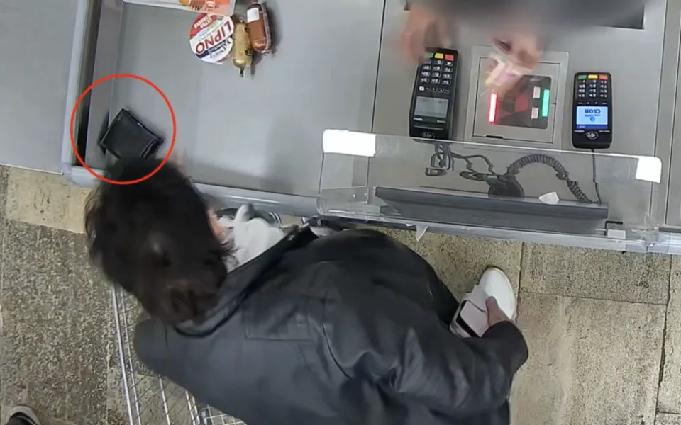 Žena peněženku schovala mezi nákup.