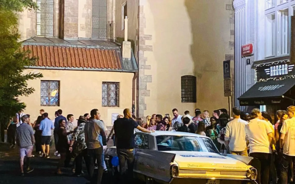 Praha zakázala noční organizované tahy po barech, na dodržování dohlédne městská policie