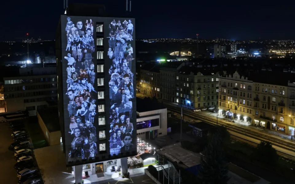 Promítat se bude na stěnu hotelu Mama Shelter.