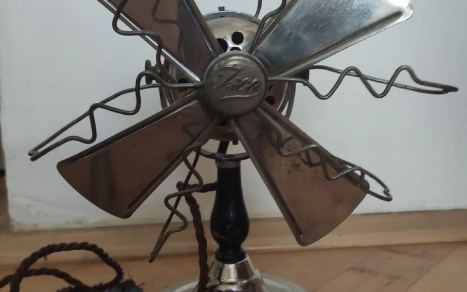 Do sbírky putuje i elektrický ventilátor.
