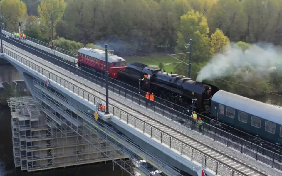 VIDEO: Branický most prošel zátěžovým testem, prověřily ho těžké historické lokomotivy
