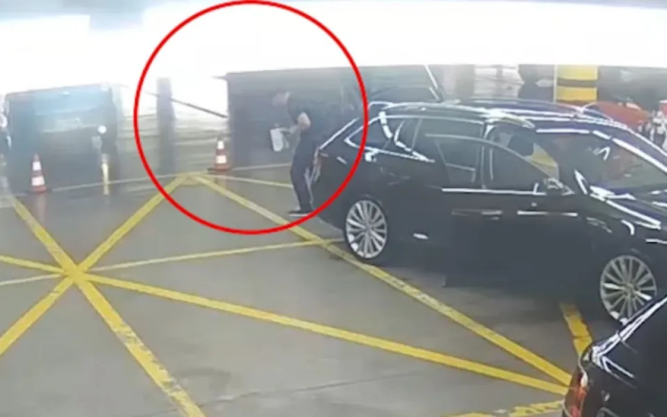 VIDEO: Důmyslně promyšleným vykrádáním aut si cizinci přišli na více než milion korun