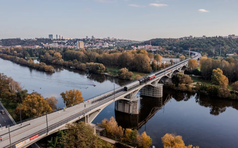 Přes opravený Branický most začnou jezdit vlaky po dvou kolejích, kromě nákladních ho využijí i ty osobní