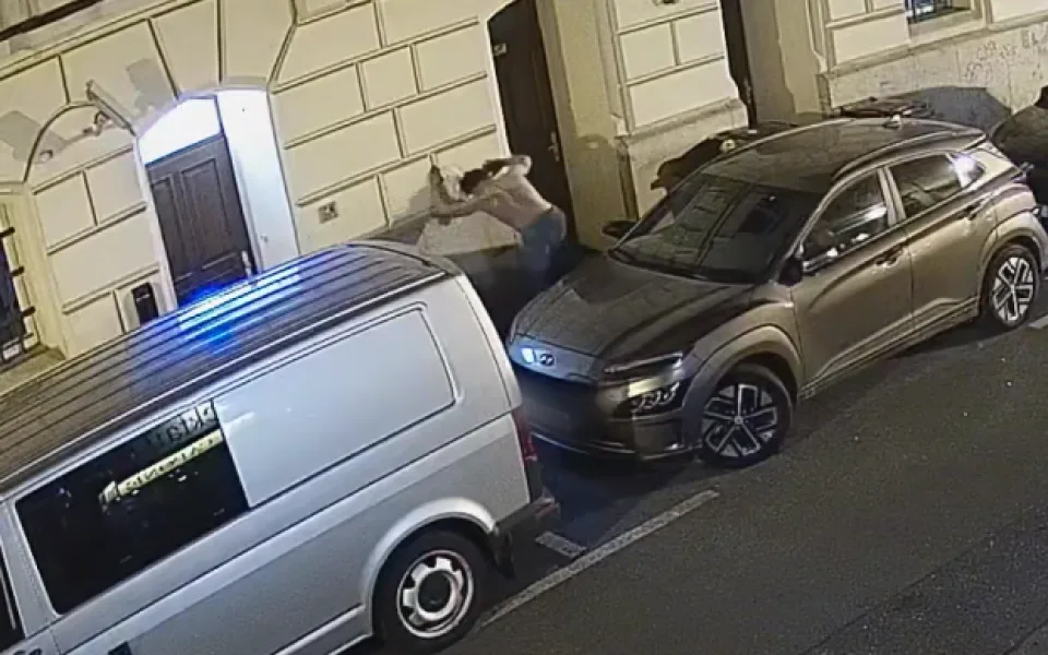 VIDEO: Polonahý vandal si vybíjel zlost na zaparkovaných vozidlech, nyní ho hledá policie
